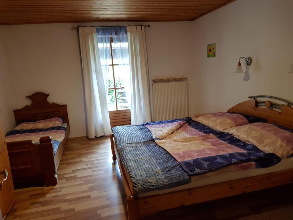 Posteľ alebo postele v izbe v ubytovaní Ferienwohnung Langwallner
