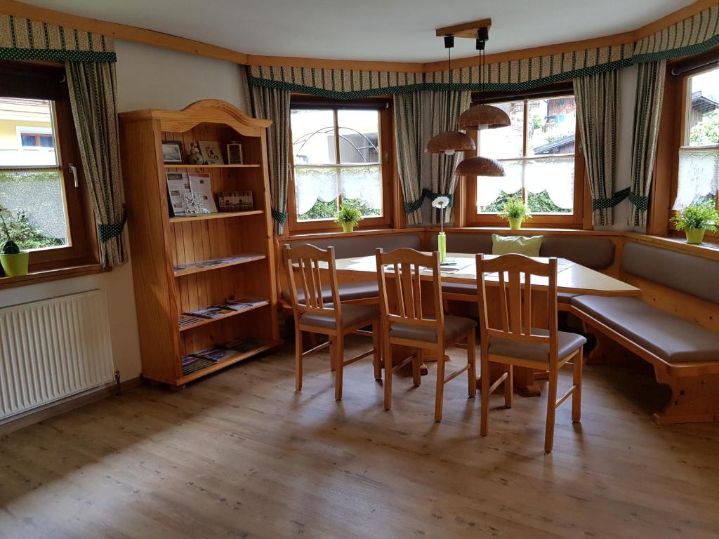 Posedenie v ubytovaní Ferienwohnung Langwallner