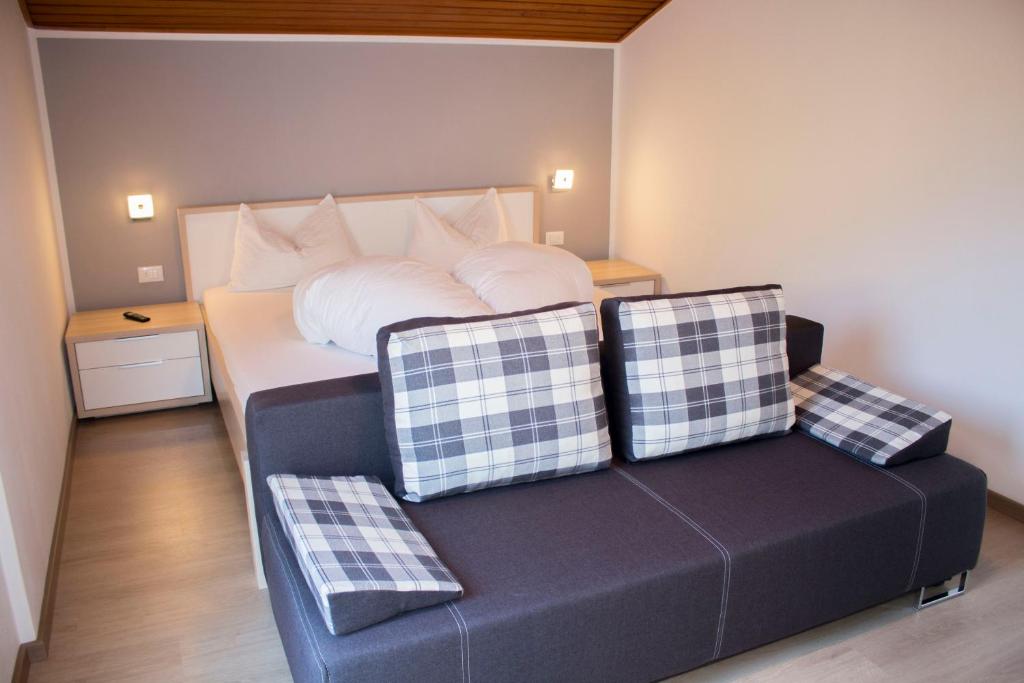 Postel nebo postele na pokoji v ubytování Schenna Garni Eden Bed & Breakfast