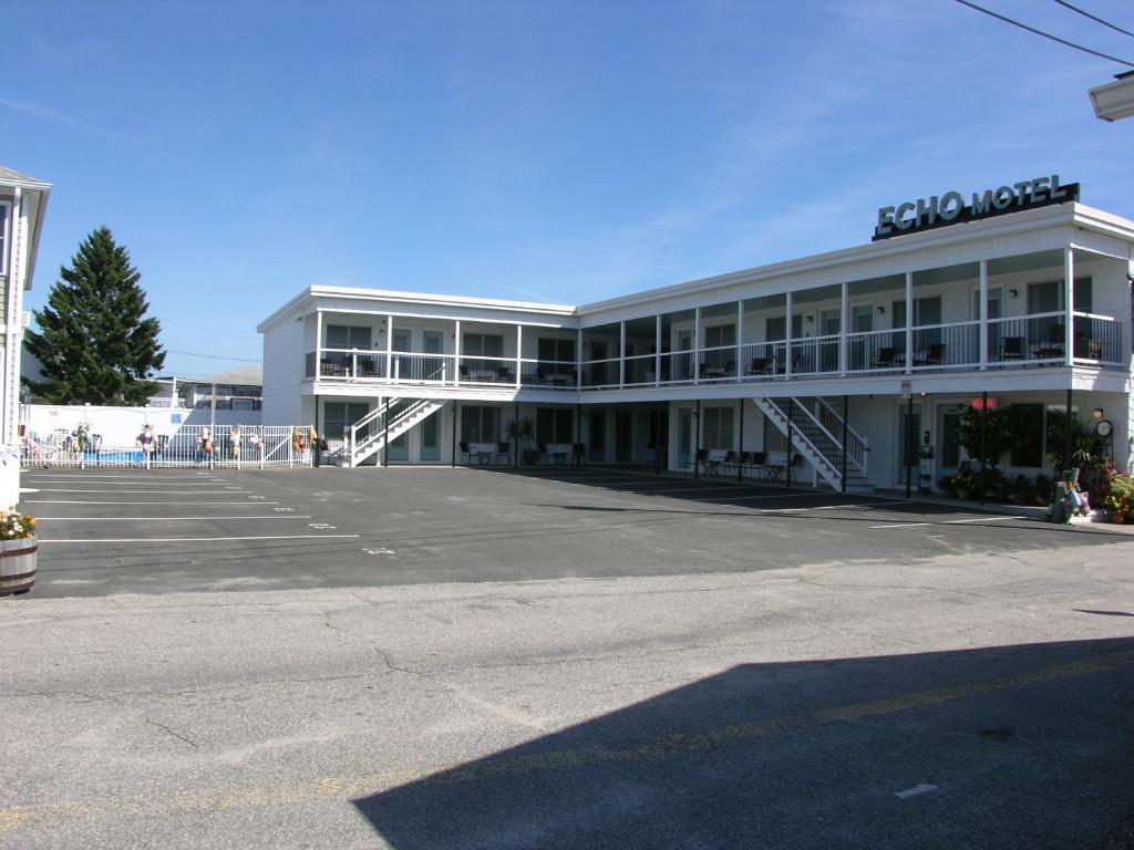 un gran aparcamiento frente a un edificio en Echo Motel en Old Orchard Beach