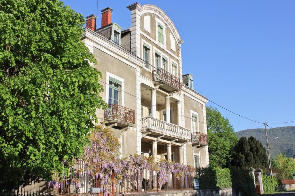 Saléchan的住宿－Chateau de La Lanette，一座大房子,上面有紫色花圈
