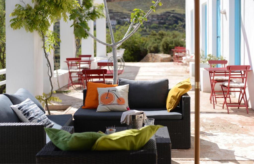d'une terrasse avec des canapés, des tables et des chaises. dans l'établissement Casa Mimi, à Gérgal