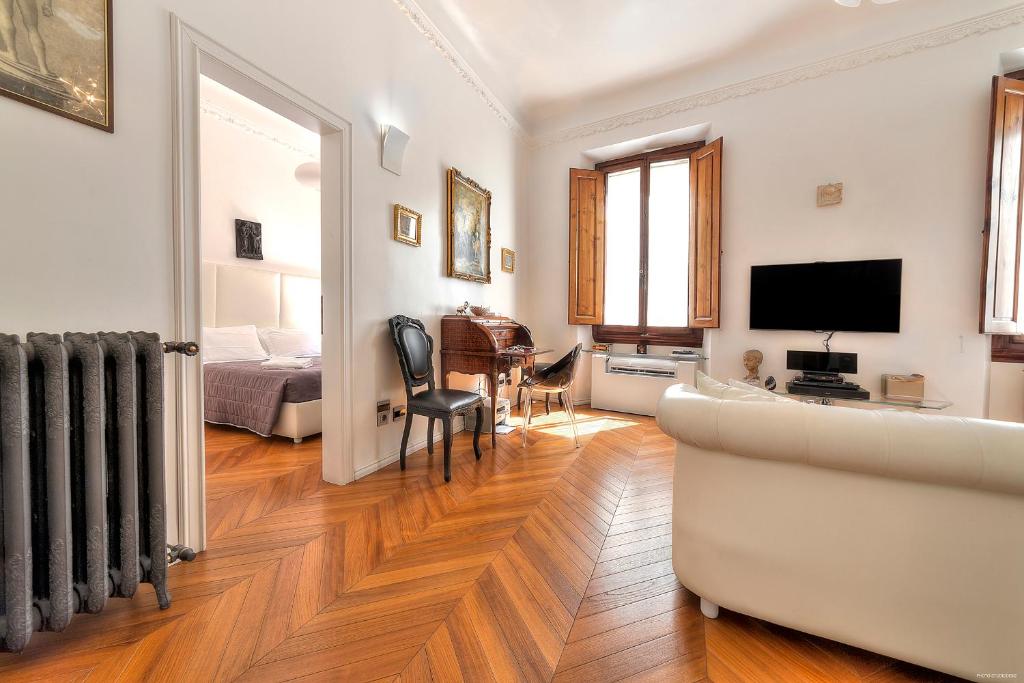 Televízia a/alebo spoločenská miestnosť v ubytovaní Suite Deluxe Florence