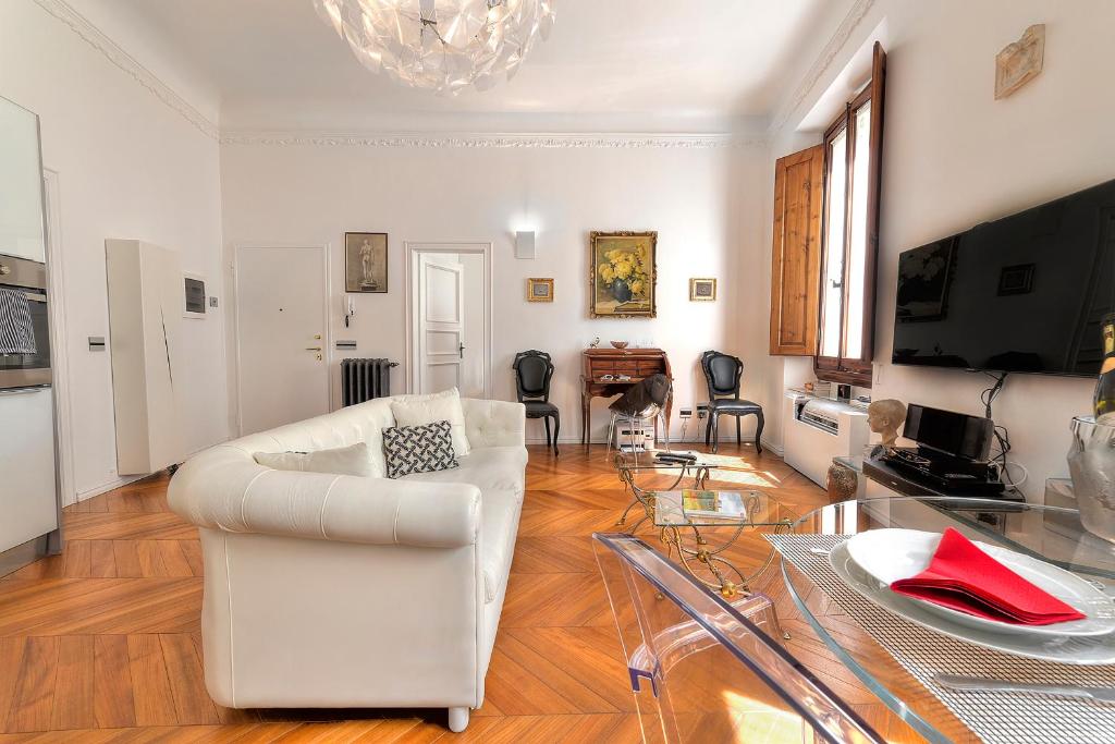 Televízia a/alebo spoločenská miestnosť v ubytovaní Suite Deluxe Florence