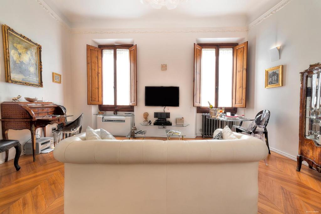 Televízia a/alebo spoločenská miestnosť v ubytovaní Suite Deluxe Florence