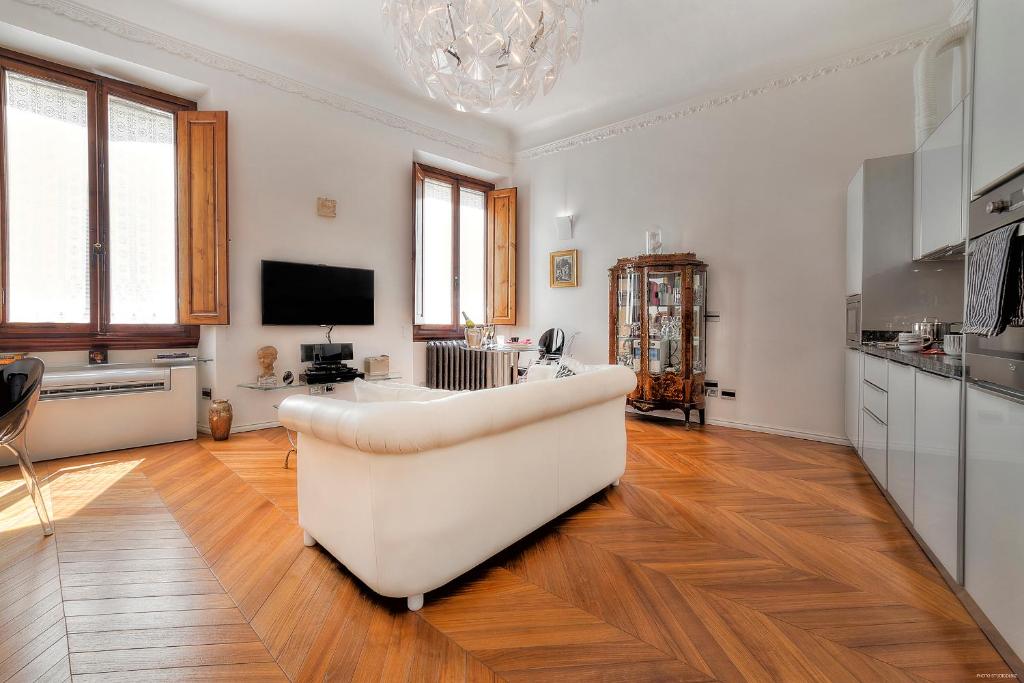 Televízia a/alebo spoločenská miestnosť v ubytovaní Suite Deluxe Florence