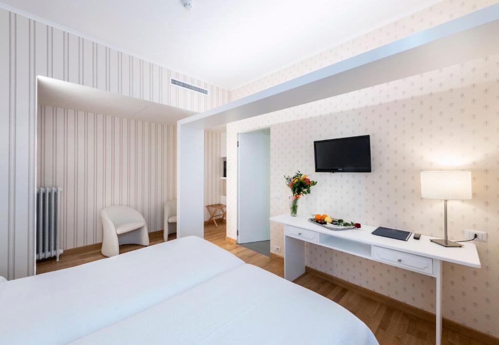 Postel nebo postele na pokoji v ubytování Hotel Metropole Suisse