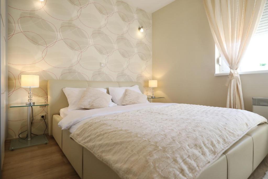 Posteľ alebo postele v izbe v ubytovaní Top Apartments Zadar