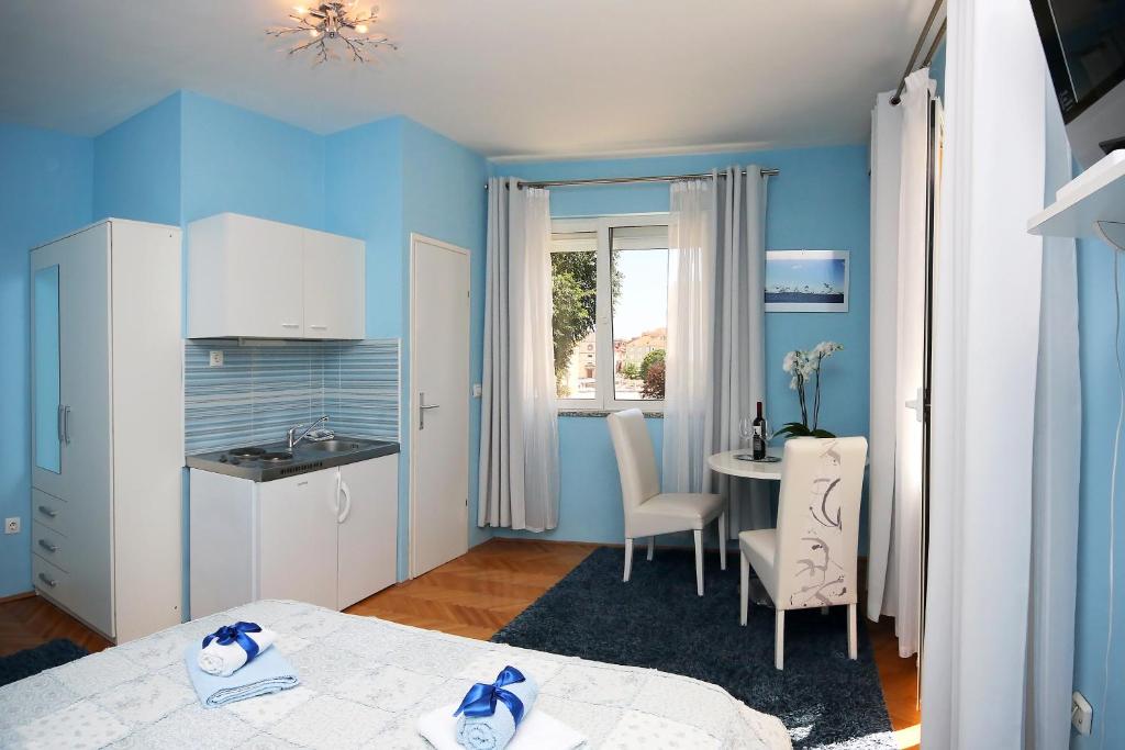 Łóżko lub łóżka w pokoju w obiekcie Apartments & Rooms Andrea
