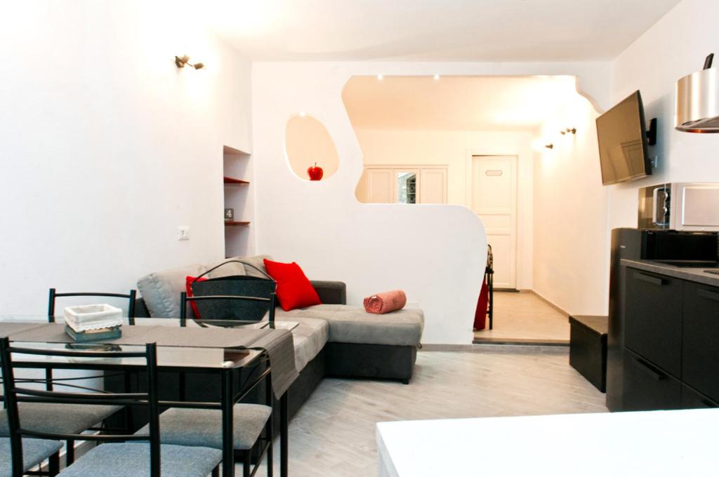 - un salon avec un canapé et une table dans l'établissement Petite Lamarmora, à Cagliari