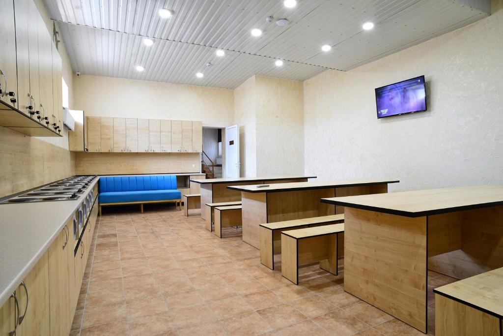 Kuchyň nebo kuchyňský kout v ubytování Logovo Hostel