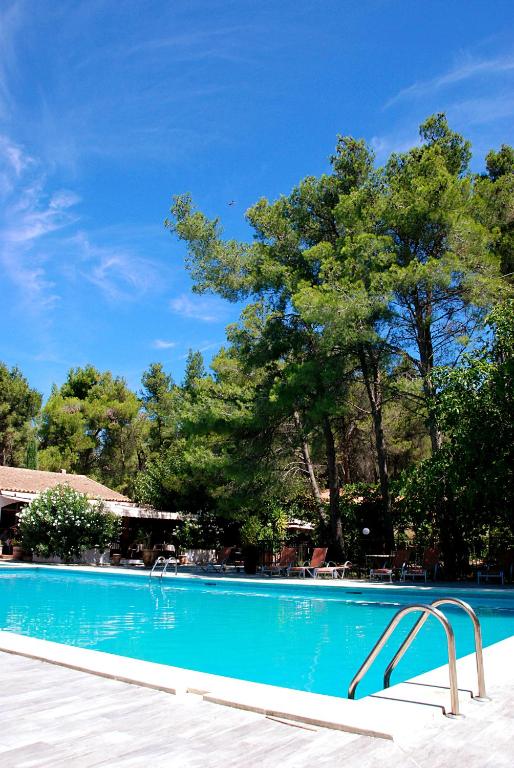 Bazén v ubytování Hotel Les Mazets Des Roches nebo v jeho okolí