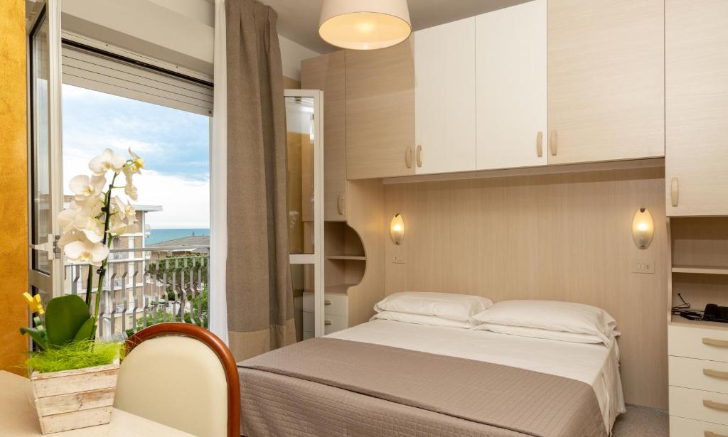 1 dormitorio con 1 cama y balcón en Acapulco Beach, en Lido di Jesolo