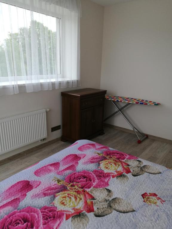 Postel nebo postele na pokoji v ubytování Ąžuolo apartamentai