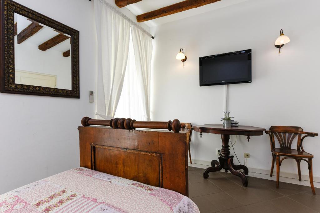 Televízia a/alebo spoločenská miestnosť v ubytovaní Accomodation Gina