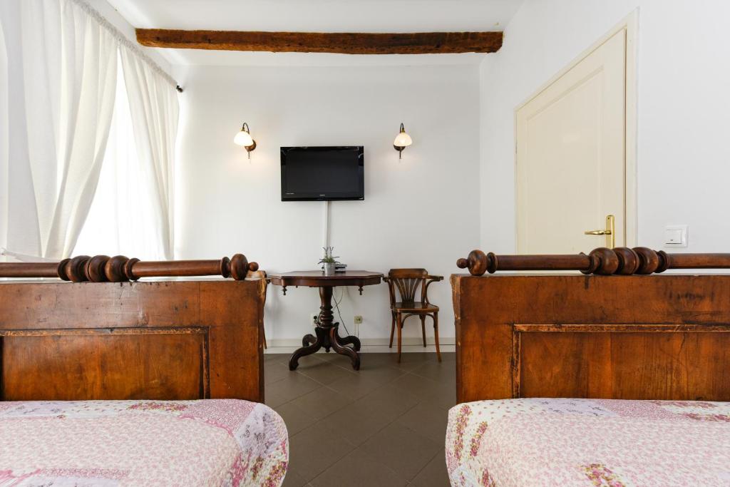 Televízia a/alebo spoločenská miestnosť v ubytovaní Accomodation Gina