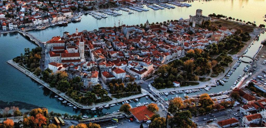 Výhľad na mesto Trogir alebo výhľad na mesto priamo z dovolenkového domu