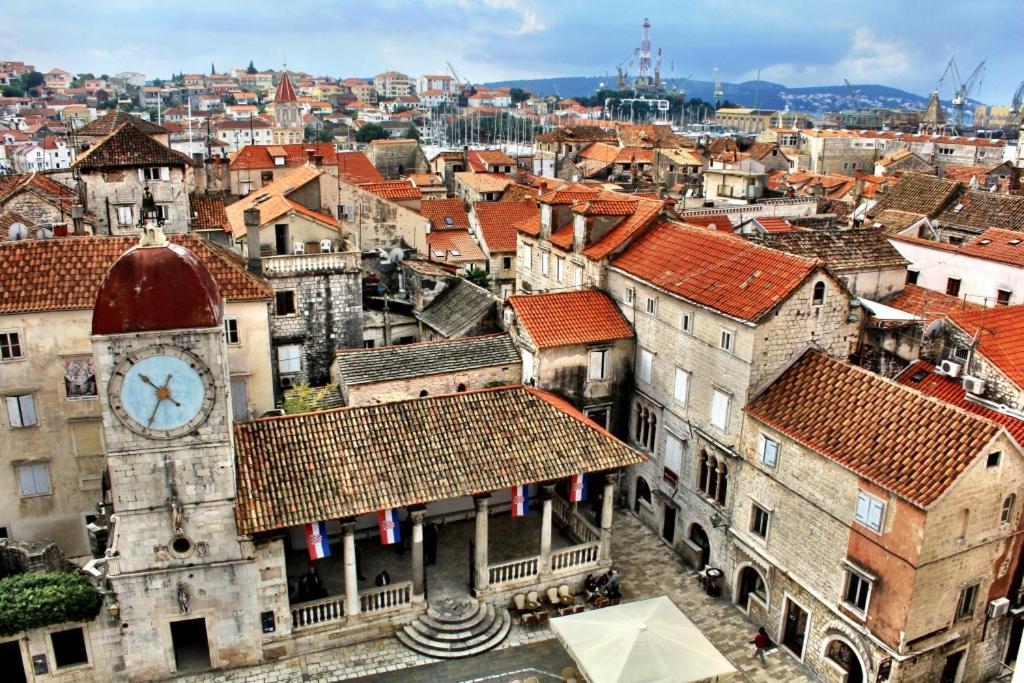 Výhľad na mesto Trogir alebo výhľad na mesto priamo z dovolenkového domu