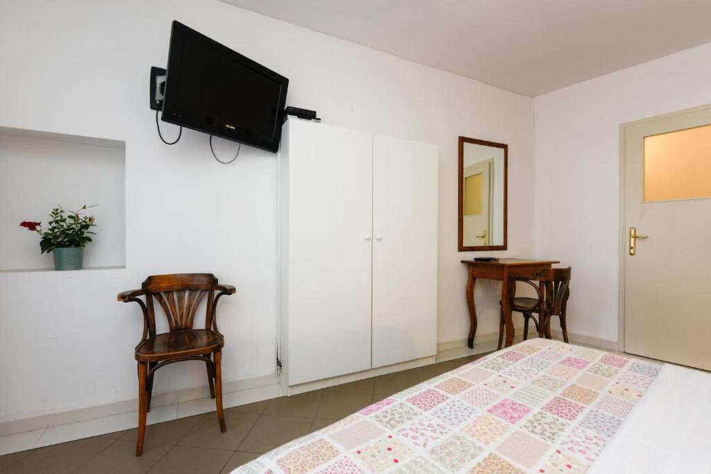 Televízia a/alebo spoločenská miestnosť v ubytovaní Accomodation Gina