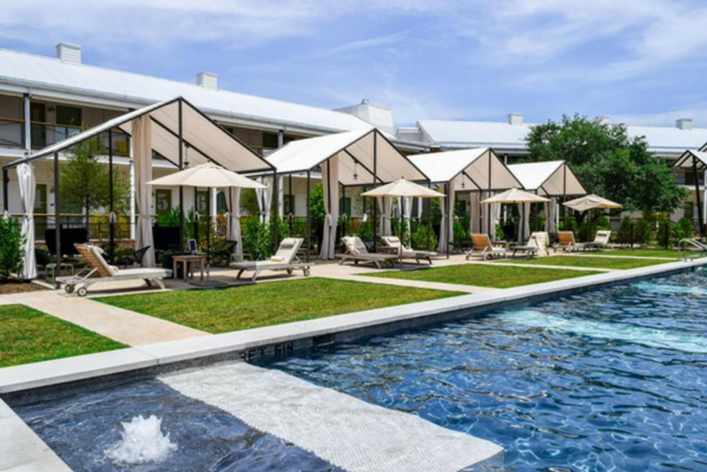 Cavalry Court, by Valencia Hotel Collection photo
