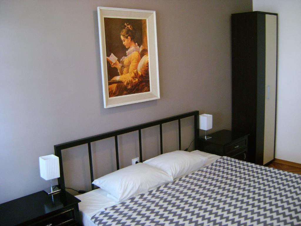 - une chambre dotée d'un lit avec une photo sur le mur dans l'établissement Apartment Veronica, à Split