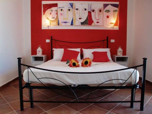 Un dormitorio con una cama con dos flores. en SalinArte, en Santa Marina Salina
