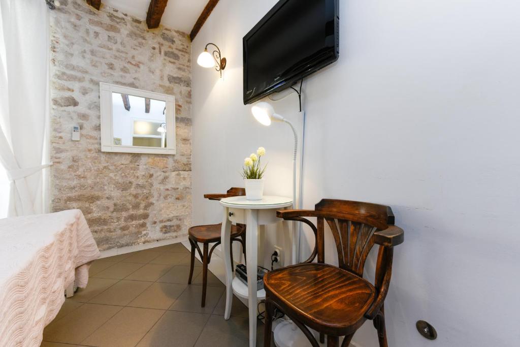 Televízia a/alebo spoločenská miestnosť v ubytovaní Accomodation Gina