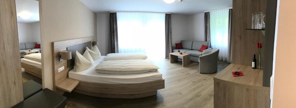 Postel nebo postele na pokoji v ubytování Gasthaus Zur Erle