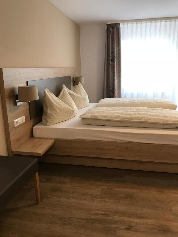 Postel nebo postele na pokoji v ubytování Gasthaus Zur Erle