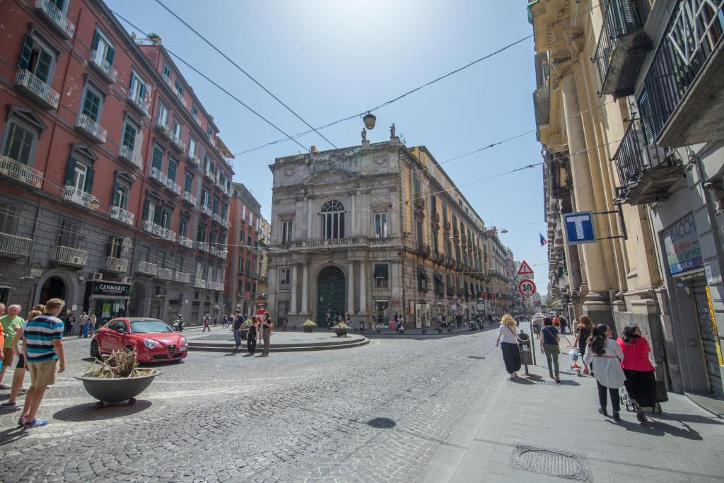 Un gruppo di persone in piedi in una strada di città di Palazzo Doria d'Angri a Napoli