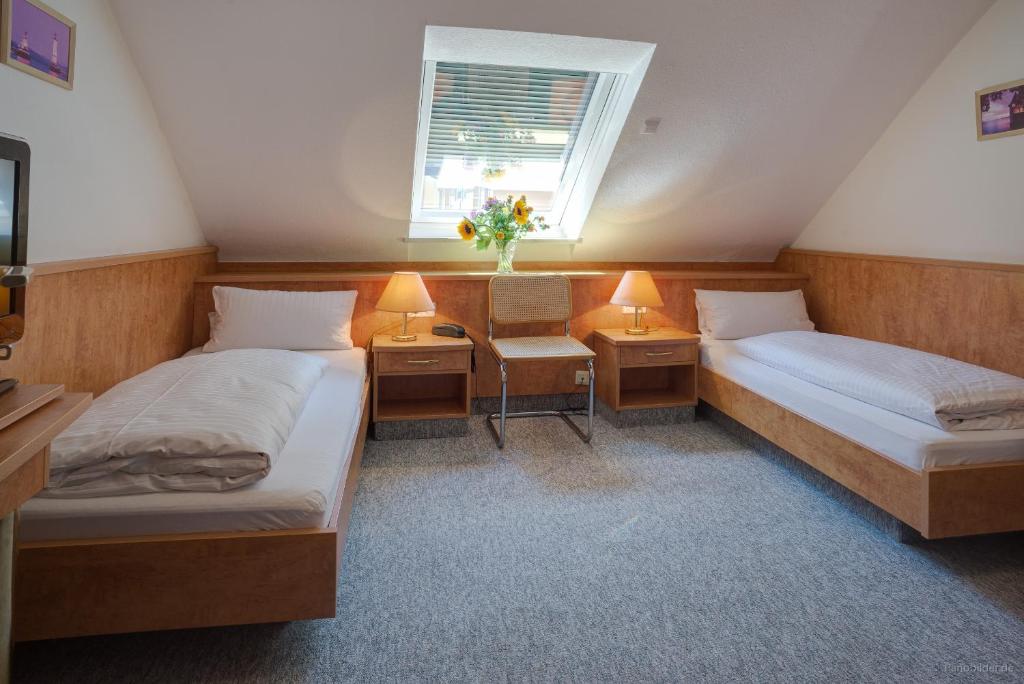 Postel nebo postele na pokoji v ubytování Hotel Möve garni