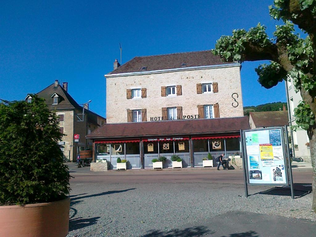 duży budynek z znakiem przed nim w obiekcie Hôtel de la Poste w mieście Pouilly-en-Auxois
