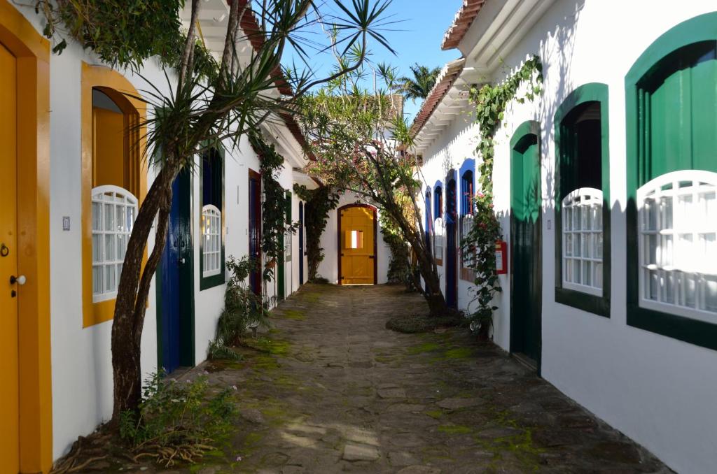 Pousada do Ouro في باراتي: شارع في بوسيتانو مع بيوت ملونة