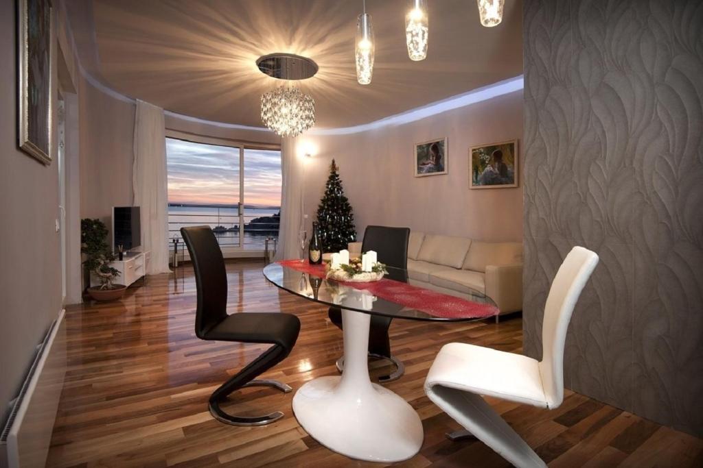 uma sala de estar com uma mesa e um sofá em Apartment Splendid em Split