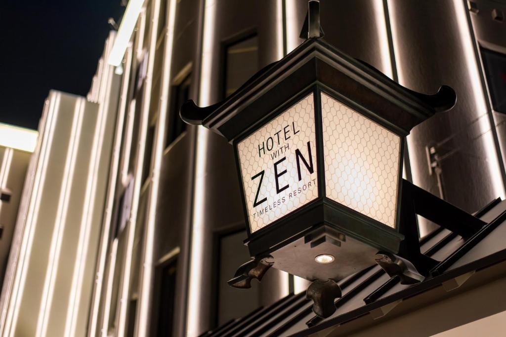 Hotel Zen Ichinomiya (Adult Only) في إيتشينوميا: ضوء الشارع على جانب المبنى