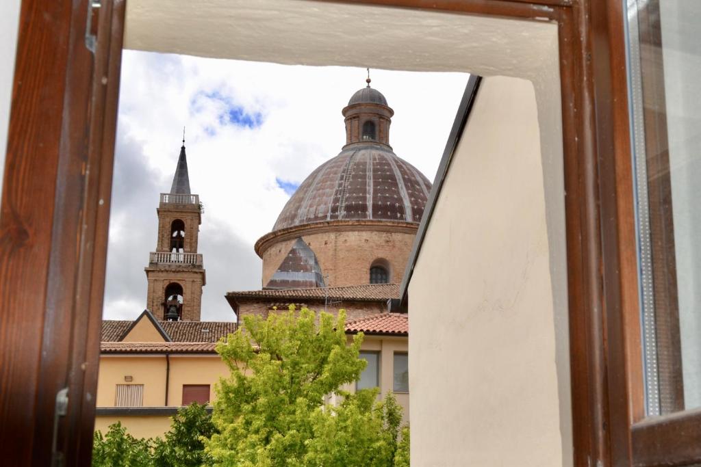 una ventana con vistas a un edificio en TorreCielo, en Foligno