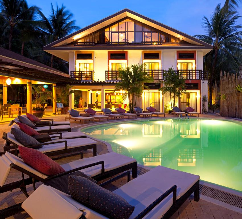 um resort com uma piscina com espreguiçadeiras em Microtel by Wyndham Boracay em Boracay