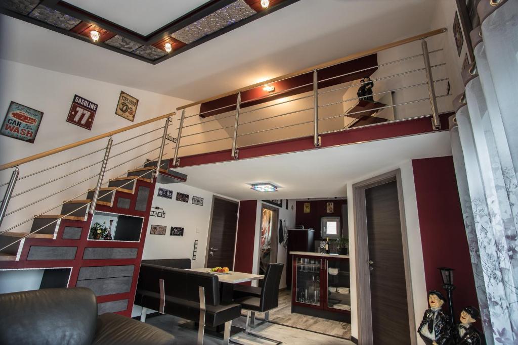 - un salon avec un escalier dans une maison dans l'établissement bodensee-fewo Modernes & TOP-ausgestattetes Appartement incl Netflix, e-Ladestation, Fahrradgarage, à Uhldingen-Mühlhofen