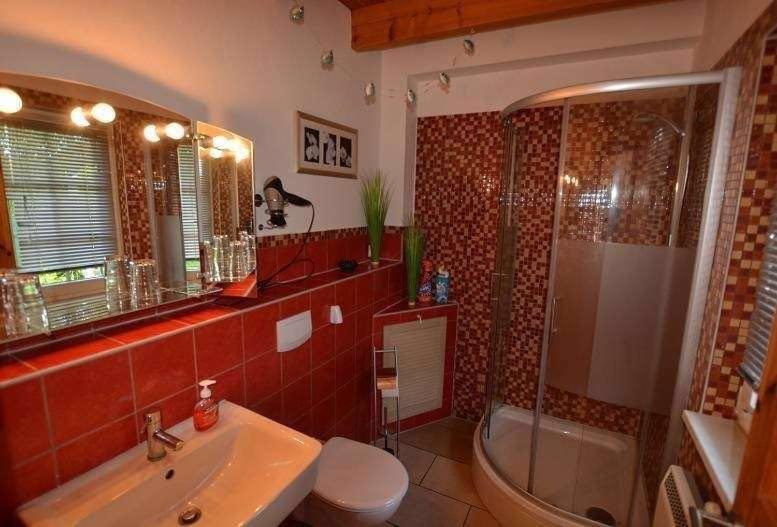 ヴィーク・アウフ・リューゲンにあるAhoiのバスルーム(洗面台、トイレ、バスタブ付)
