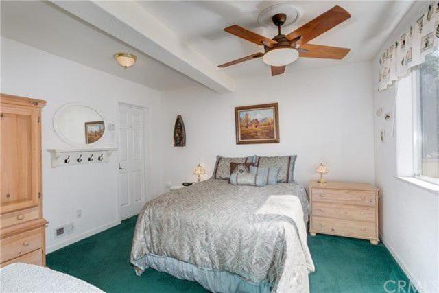 - une chambre avec un lit et un ventilateur de plafond dans l'établissement Jumping Deer, à Yosemite West