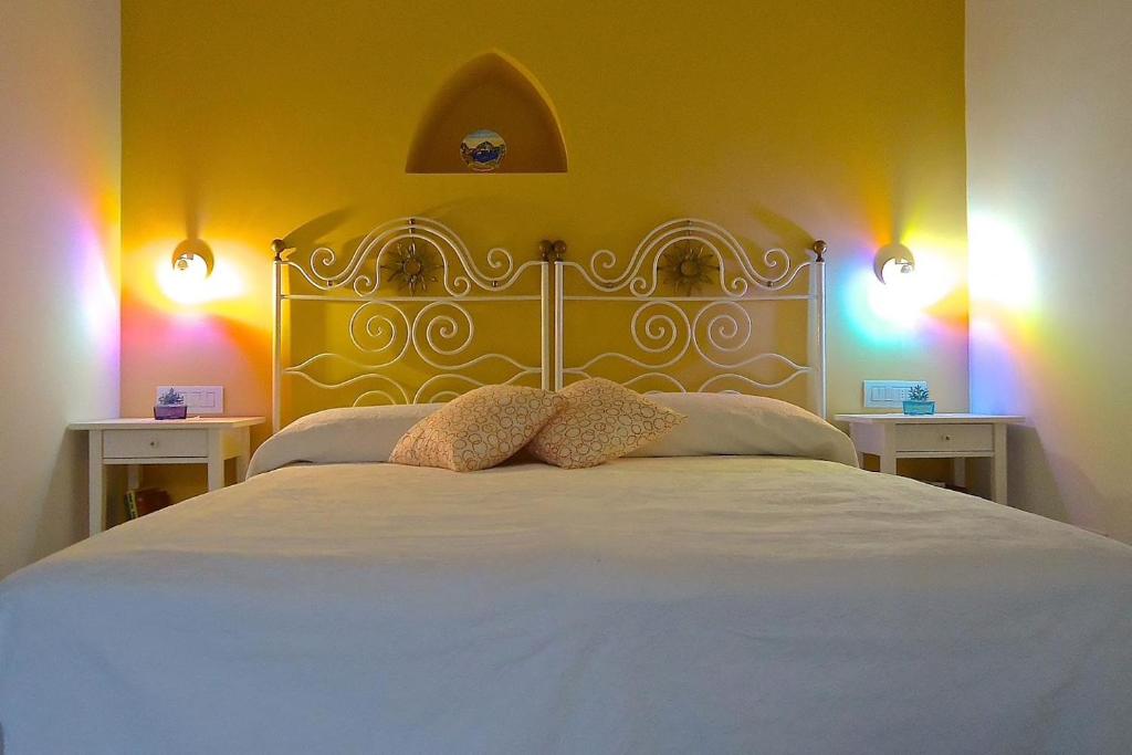 Casa Palomba 41 في مينوري: غرفة نوم بسرير ابيض كبير ومصباحين