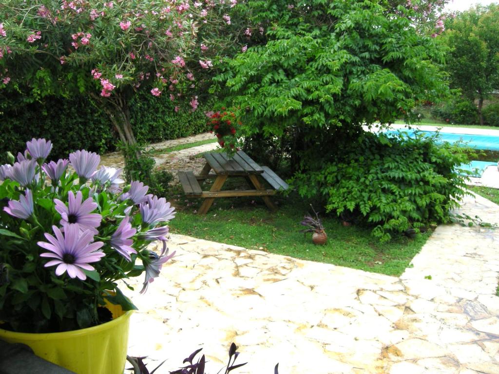 Vonkajšia záhrada v ubytovaní Villa Alkyon - Dreamy 3BR, Pool & BBQ next to Varnavas Beach
