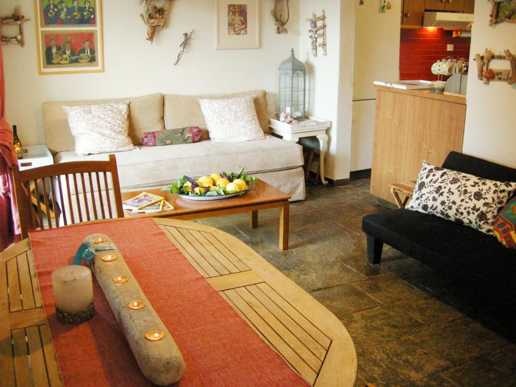 Posedenie v ubytovaní Villa Alkyon - Dreamy 3BR, Pool & BBQ next to Varnavas Beach