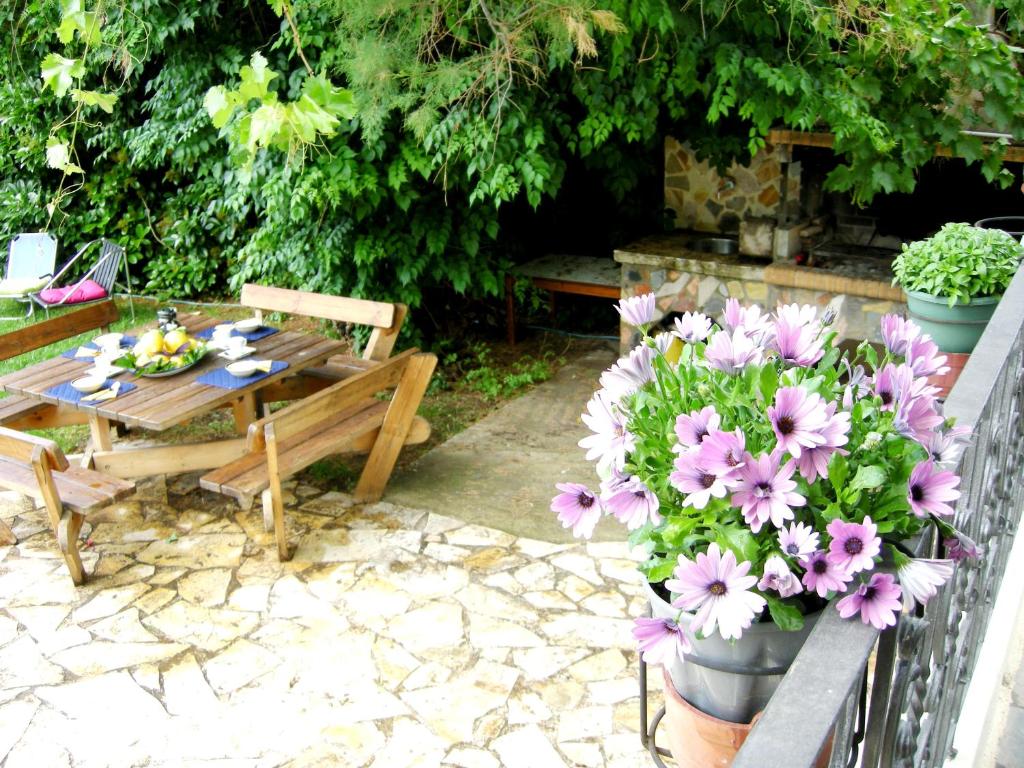 Vonkajšia záhrada v ubytovaní Villa Alkyon - Dreamy 3BR, Pool & BBQ next to Varnavas Beach