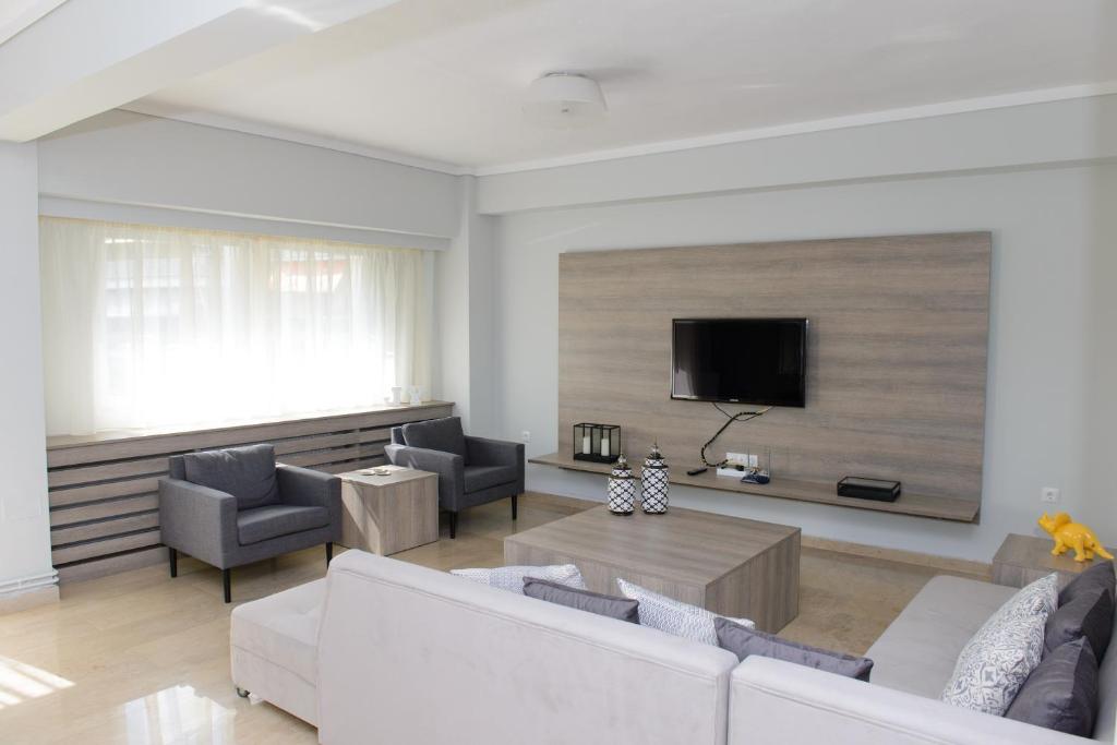 sala de estar con sofá y TV en Grey Suite Filoxenia, en Tesalónica