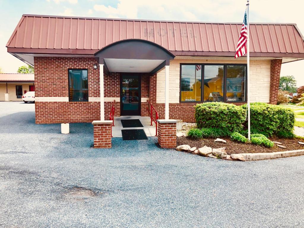 ein Gebäude mit amerikanischer Flagge davor in der Unterkunft Hampton Inn (not a Hilton Affiliate) Camp Hill - Harrisburg SW in Harrisburg