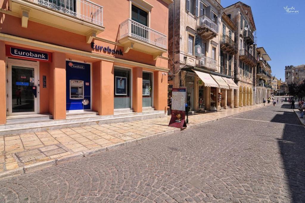 una calle adoquinada en una ciudad con edificios en Studio Milo en Corfú