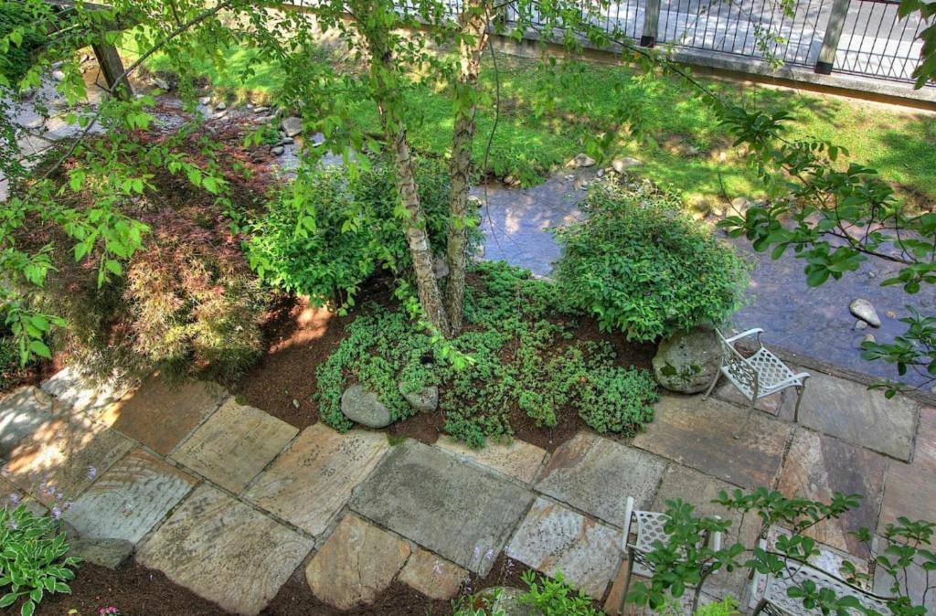 an overhead view of a garden with a tree and a bench at Howard Johnson by Wyndham Downtown Gatlinburg in Gatlinburg