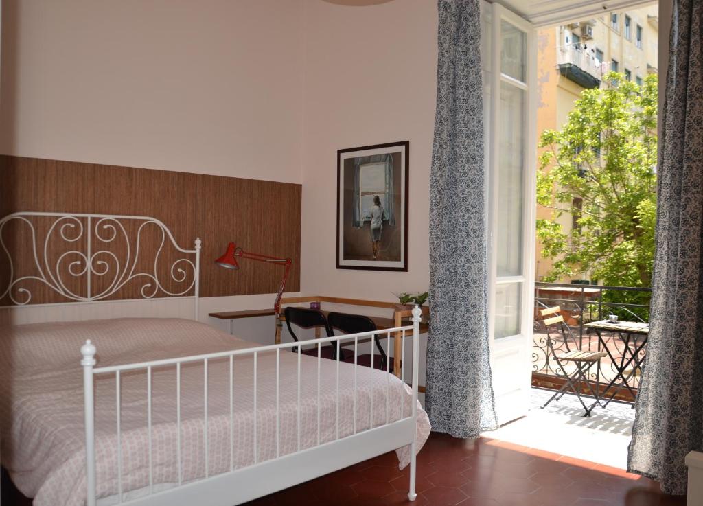 sypialnia z łóżkiem i balkonem w obiekcie Casa Arcoiris w mieście Neapol