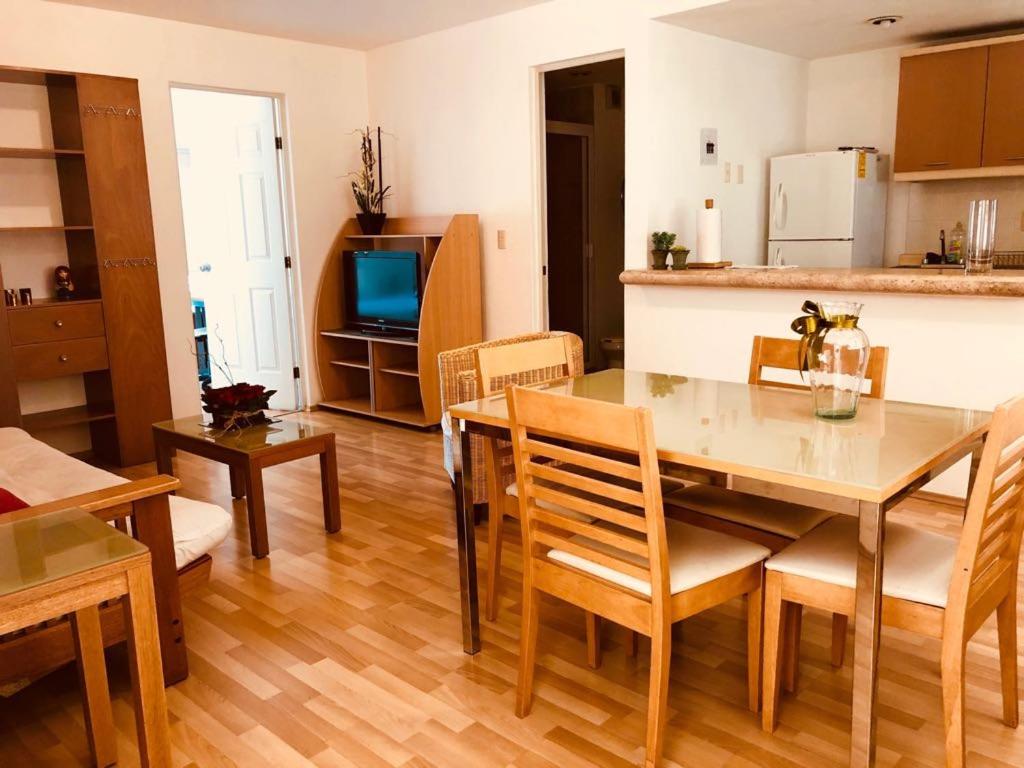 cocina y sala de estar con mesa y sillas en Departamento Arquimedes 214 - 503, en Ciudad de México